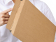 ColomPac Universal-Versandverpackung 397 x 275 x -80mm mit doppeltem Selbstklebeverschluss & Aufreißfaden weiß